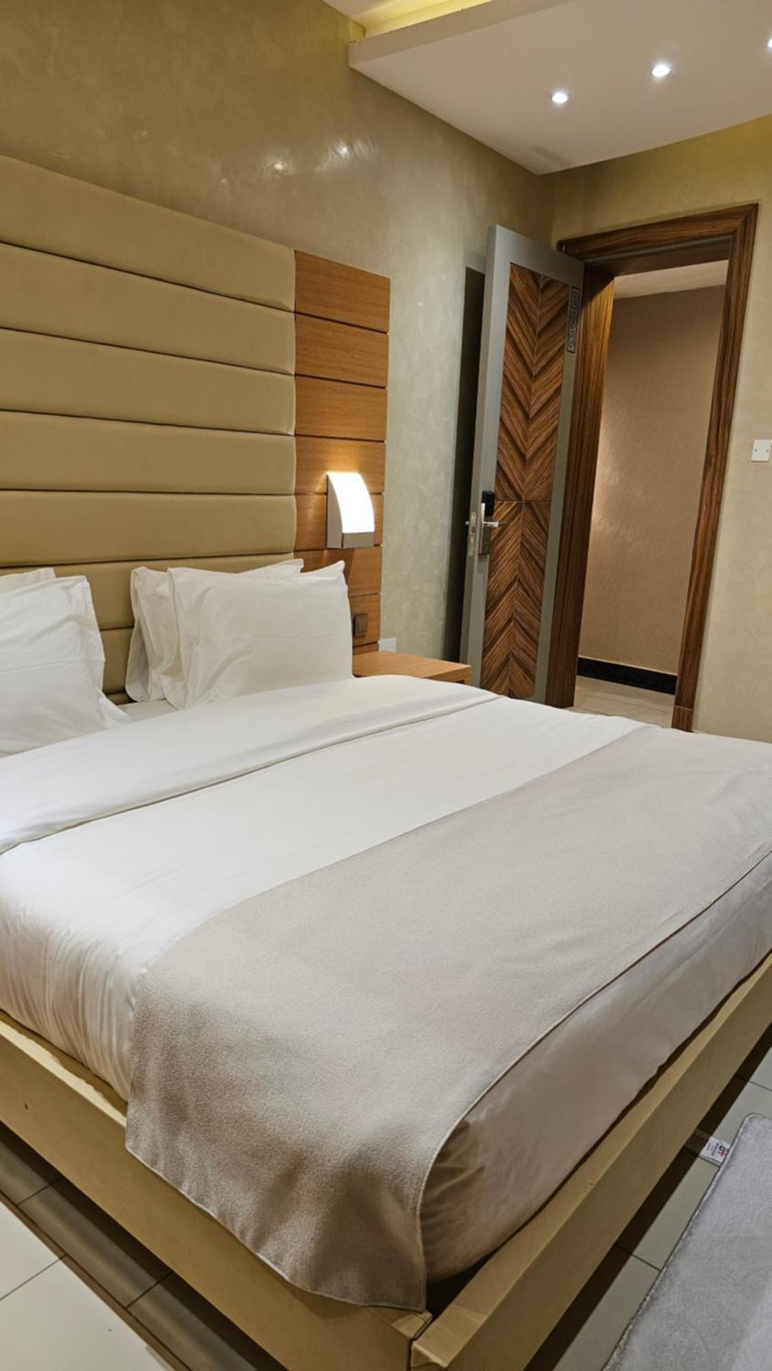 Grik Hotel - Entebbe Bagian luar foto