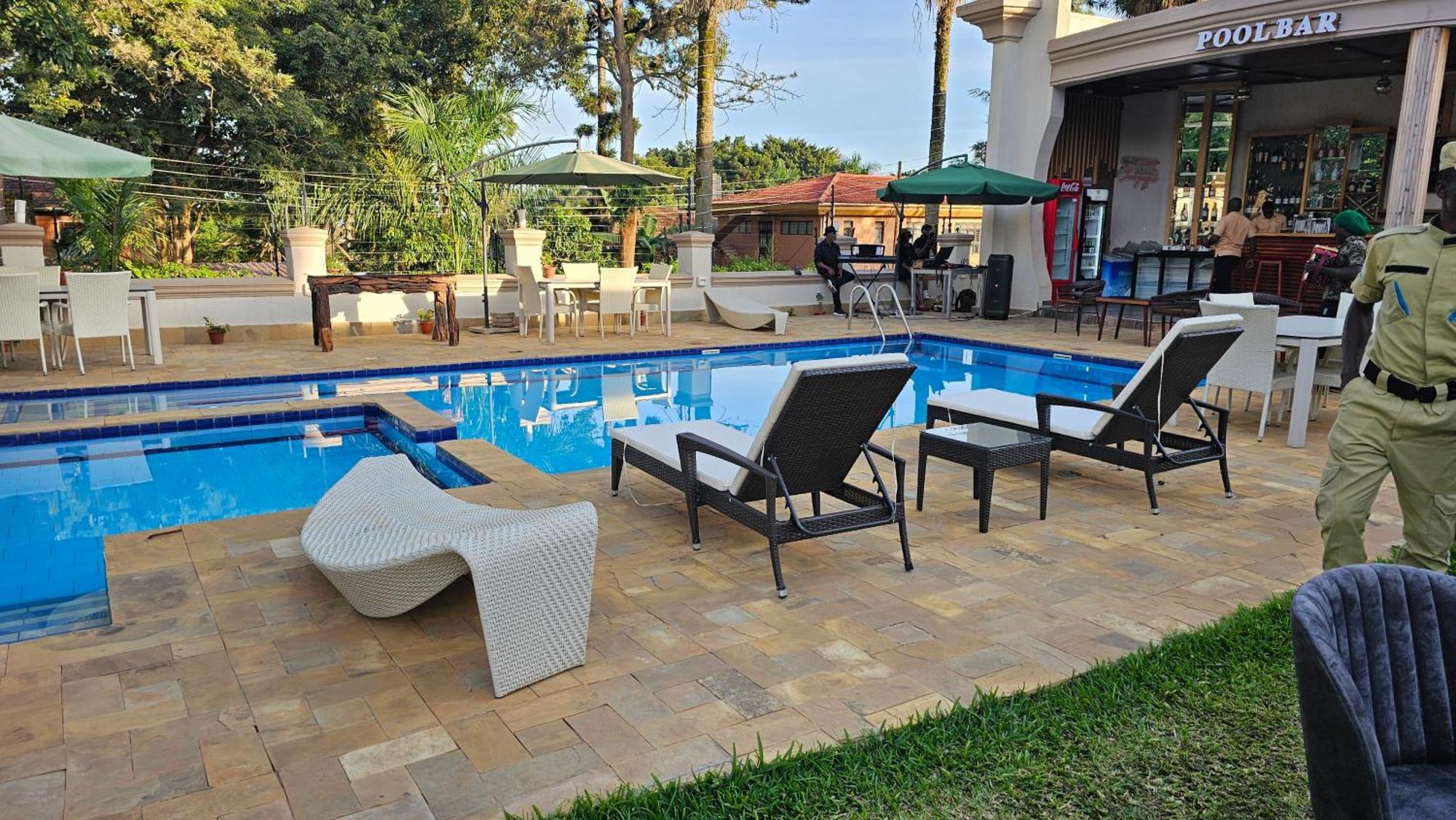 Grik Hotel - Entebbe Bagian luar foto