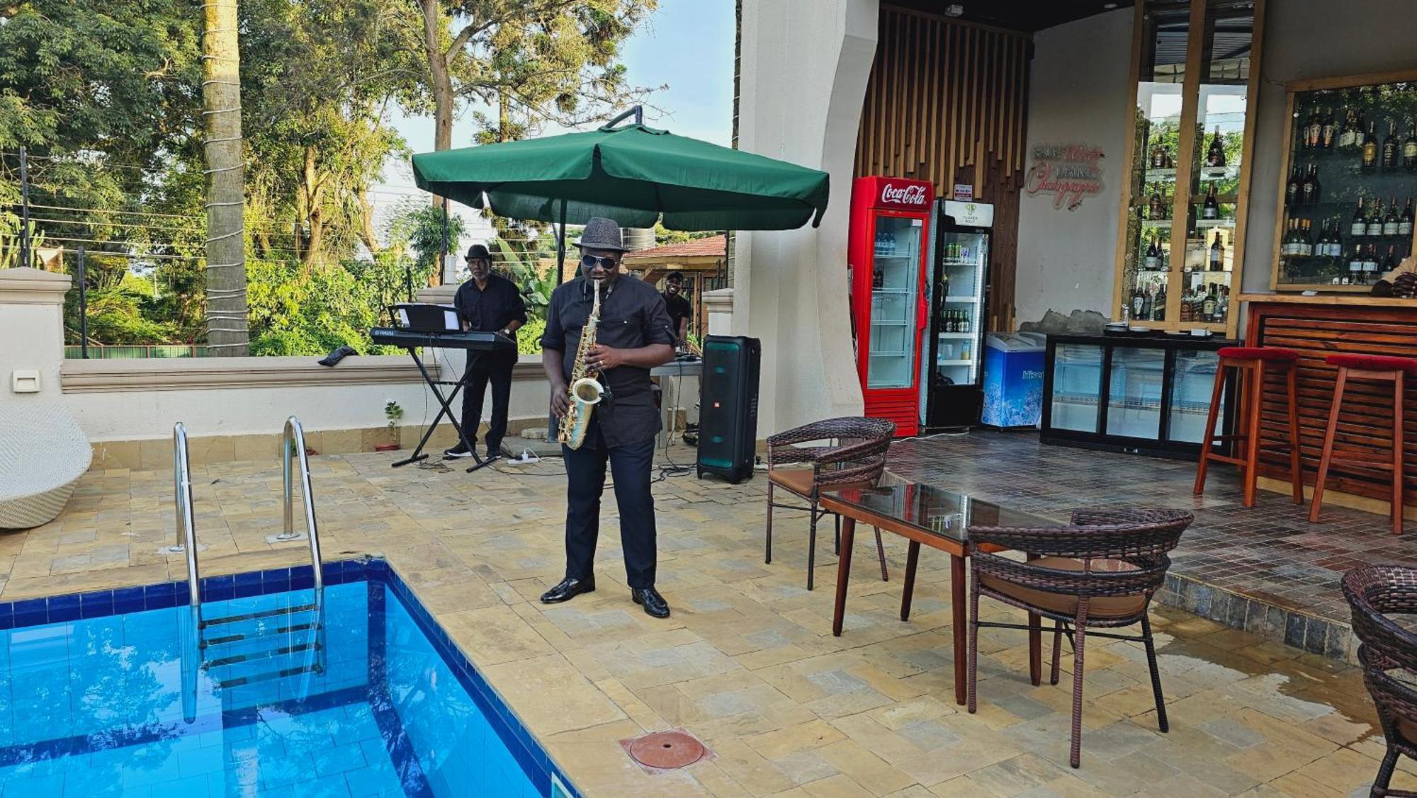 Grik Hotel - Entebbe Bagian luar foto